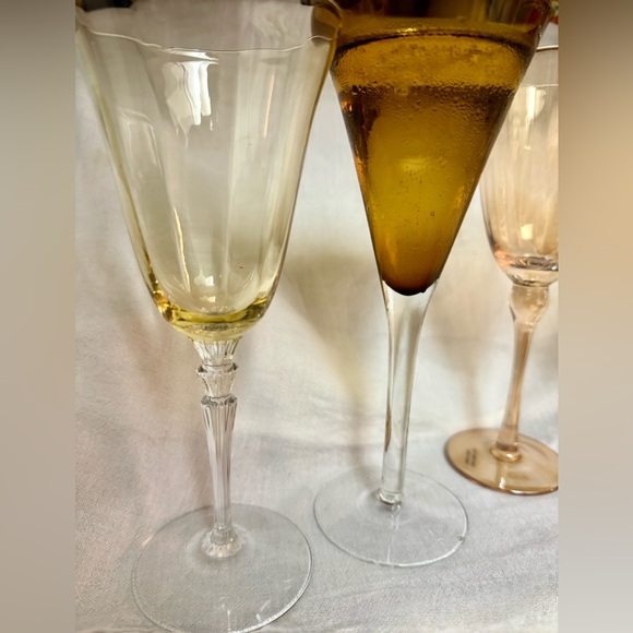 4 Amber colored wine / martini glasses. - Picture 2 of 15